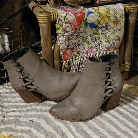Cutout booties - Picture 2 of 3